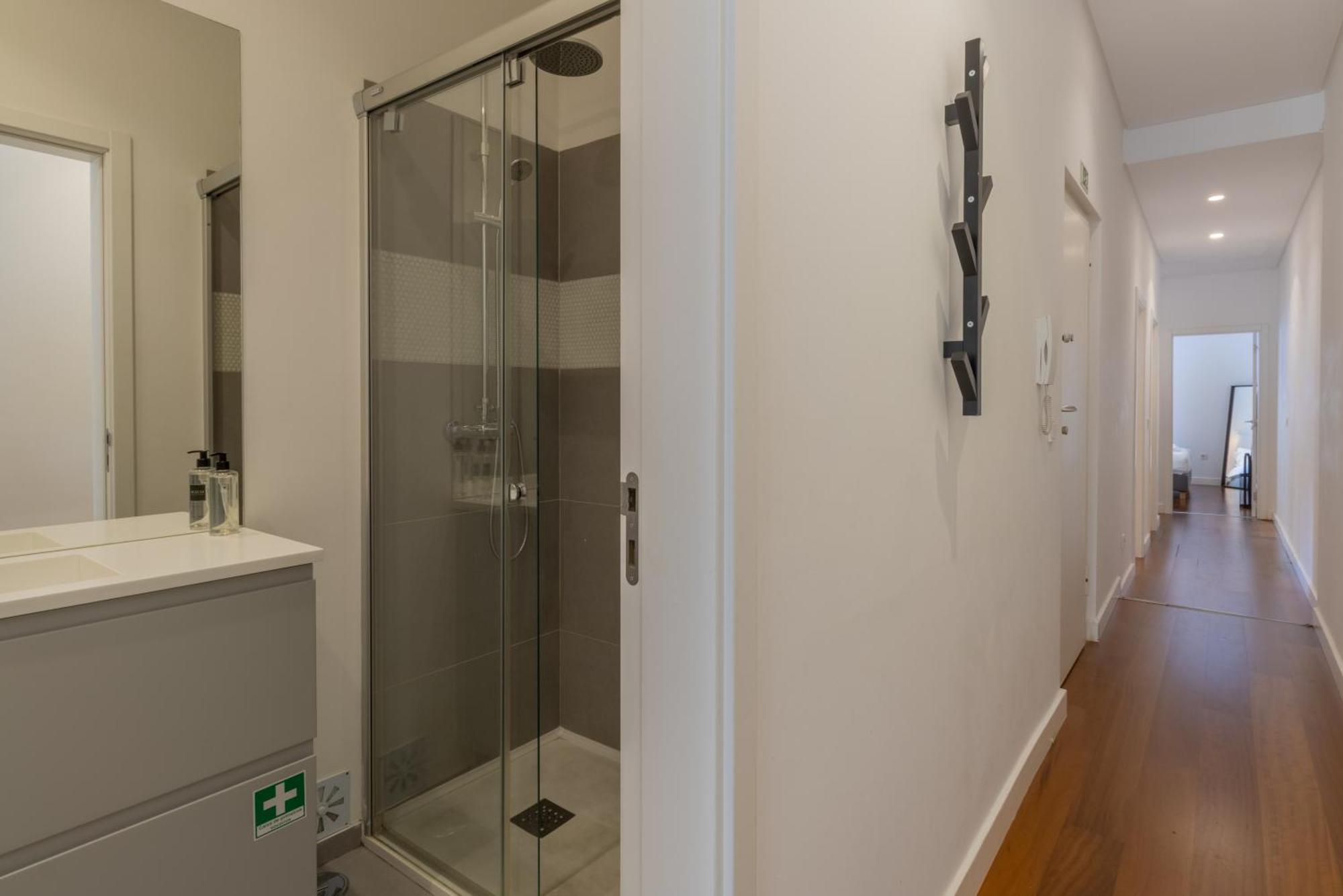 Spacious, Family Friendly 3br & 3wc. Ac/heating.