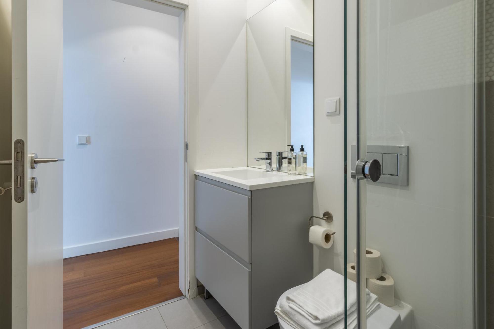 Spacious, Family Friendly 3br & 3wc. Ac/heating.
