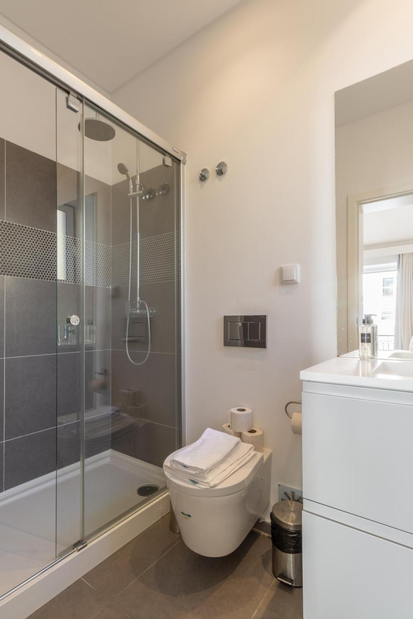 Spacious, Family Friendly 3br & 3wc. Ac/heating.