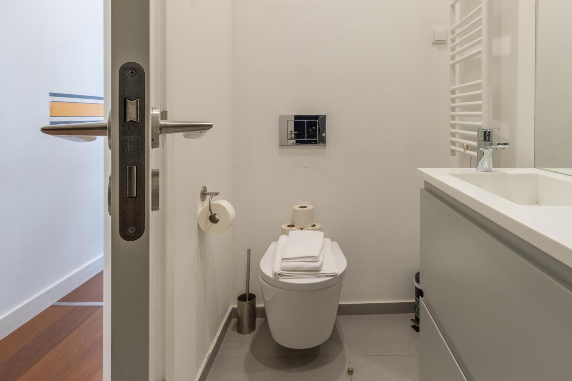 Spacious, Family Friendly 3br & 3wc. Ac/heating. *